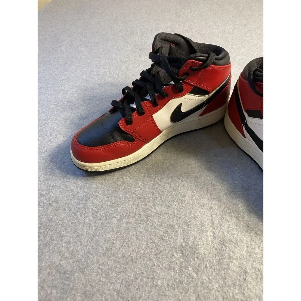 Size 6.5 - Jordan 1 Mid Chicago Black‎ Toe 554724-069
